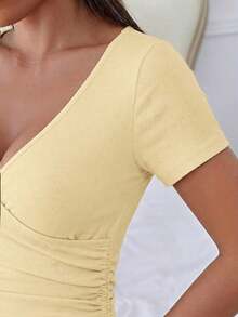 Camiseta ajustada de manga corta con cuello en V y fruncido de unicolor - Amarillo claro - Ver 4