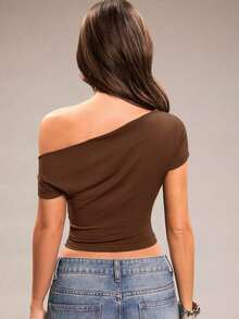 Camiseta corta ajustada con cuello asimétrico y fruncido, de unicolor, informal, para verano - Marrón - Ver 2