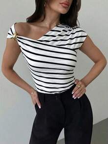 Camiseta ajustada con hombro asimétrico, cintura fruncida y decoración metálica, elegante y modesta para uso diario, color blanco, primavera/verano - Blanco y Negro 2 - Ver 6