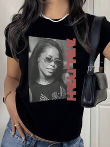 Retrato artístico en tonos grises que expresa confianza elegancia y energía juvenil con letras verticales rojas creando un contraste moderno camiseta de mujer casual moderna cómoda y versátil - Negro - Ver 8