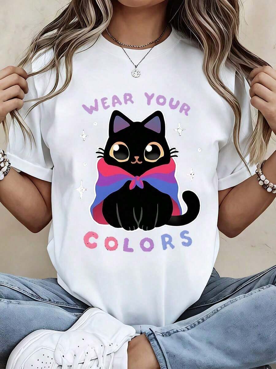 Camiseta moderna y minimalista para mujer con estampado de gato y bufanda de arcoíris. Luce tu estilo casual de verano para atuendos diarios y eventos de orgullo. - Blanco - Ver 1