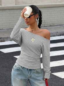 Camiseta ajustada con hombro asimétrico a rayas para mujeres, ideal para vacaciones de verano - Blanco - Ver 5