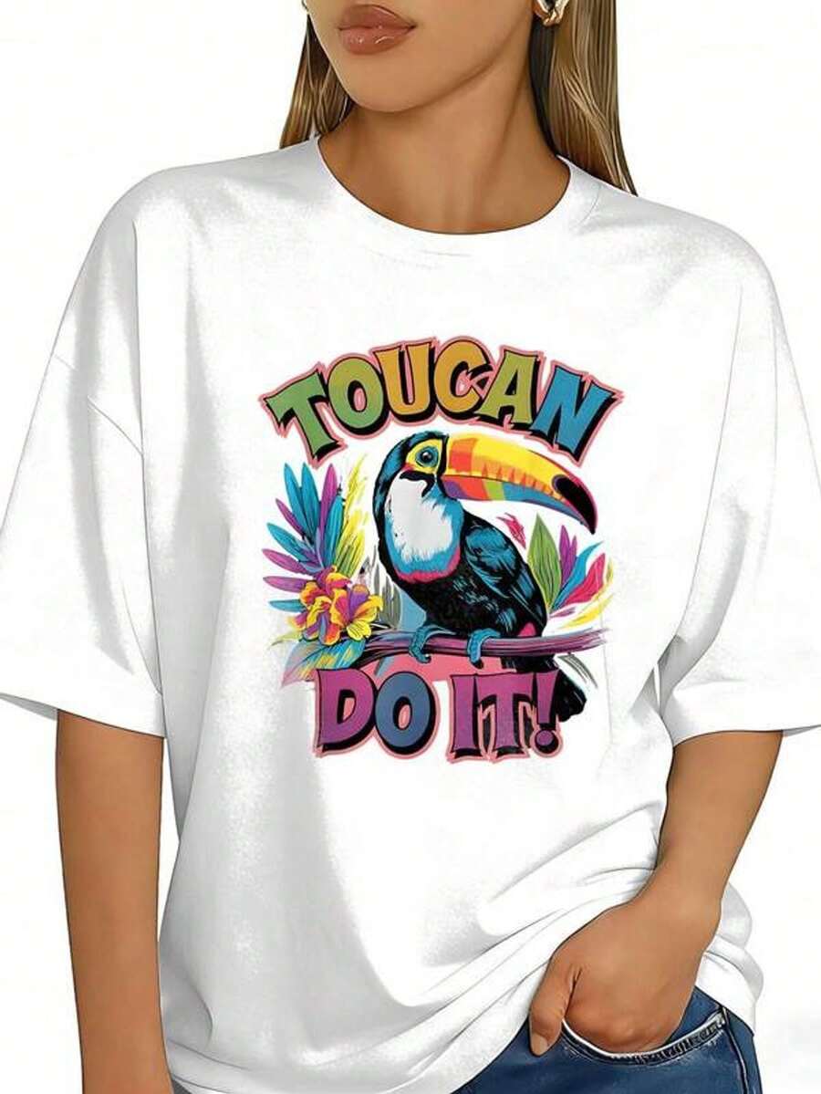 Camiseta de manga corta con cuello redondo casual para verano y primavera, con estampado gráfico inspirador de tucán tropical, para tallas grandes, ropa de mujer