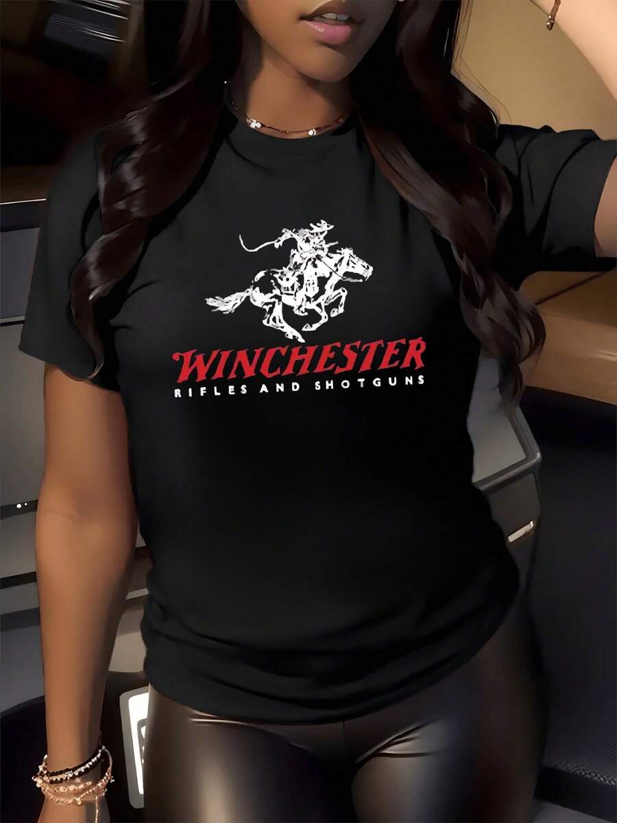 Figura de jinete valiente montando un caballo en plena carrera simboliza fuerza libertad y espíritu indomable perfecta para mujeres seguras camiseta de mujer casual con estampado moderno - Negro - Ver 1