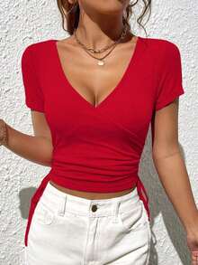 Camiseta ajustada de manga corta con cuello en V y fruncido de unicolor - Rojo - Ver 3