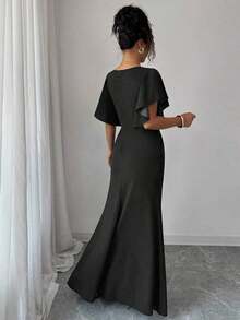 Vestido elegante y romántico para mujer con cuello en V, mangas con volantes, ajuste en la cintura y bajo de cola de sirena - Negro - Ver 2