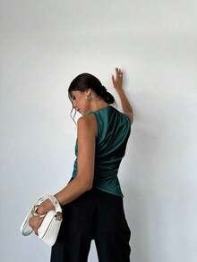 Blusa de satén elegante y minimalista para oficina con cuello plisado, sin mangas, bajo puntiagudo, color verde oscuro - Top de verano de satén verde - Verde Oscuro - Ver 4