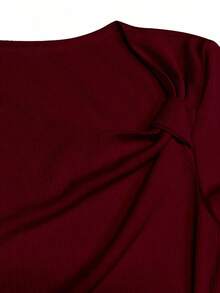 Camiseta de mujer de unicolor con cuello asimétrico, fruncida y de manga corta ajustada - Burdeos - Ver 4