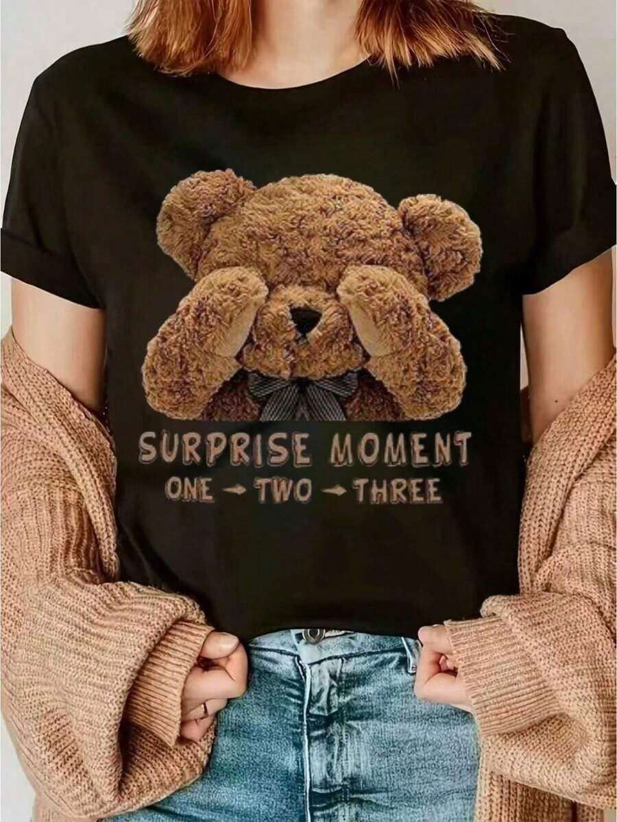 Camiseta de Mujer con Diseño de Oso de Peluche, Color Marrón, Algodón Suave, Estilo Casual, Cuello Redondo, Manga Corta, Texto Estilizado en Negras sobre Fondo Negro, Diseño Moderno, Transpirable y Cómoda - Negro - Ver 1