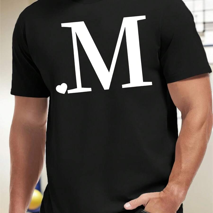 Camiseta informal de manga corta para hombre con estampado de la letra M, cuello redondo con patrón geométrico de poliéster. - forma - Ver 1