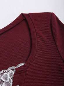 Camiseta de manga corta de unicolor con recorte de encaje de ojal semi-abierto para mujer, estilo urbano - Rojo - Ver 4