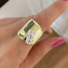Anillo de fiesta con banda ancha enchapado en oro de 18K e incrustado de circonita cúbica, de estilo minimalista y de moda para mujer - Dorado - Ver 3