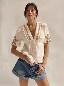 Blusa de manga corta con escote en V profundo, patrón de bordado floral, versátil y adecuada para el trabajo - Beis - Ver 3