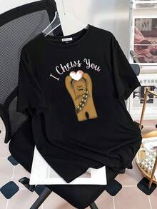 Gráfico divertido de personaje peludo levantando un corazón blanco y rosa con mensaje romántico que simboliza cariño y humor para parejas camiseta de mujer  casual cómoda para uso diario - Negro - Ver 3