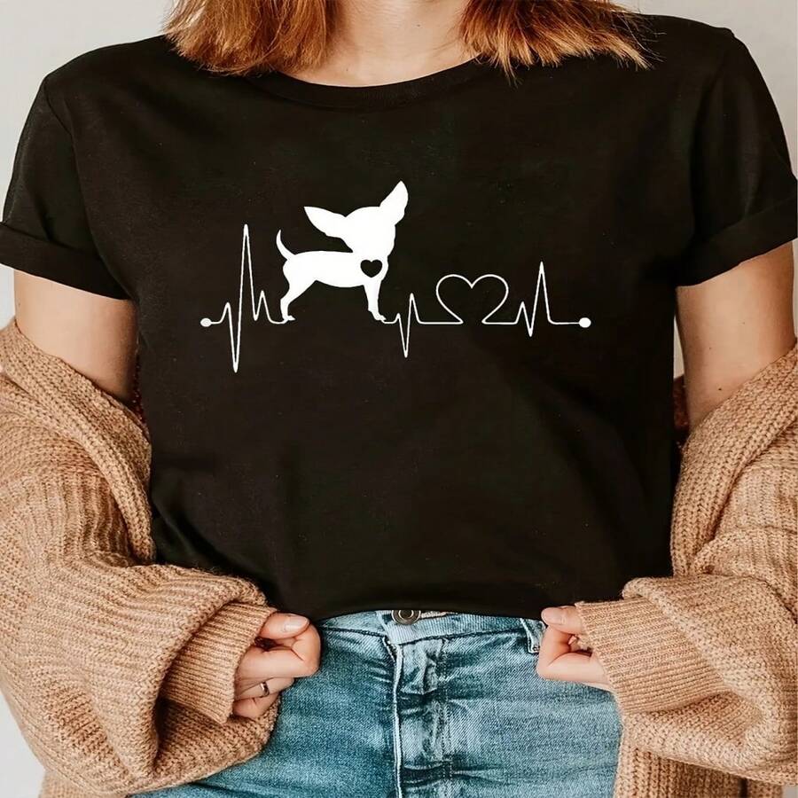 Women's Casual Cotton Tee with Chihuahua Heartbeat Print, Short Sleeve Round Neck Regular Fit T-Shirt. - Negro - Ver 1
