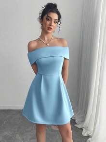 Vestido elegante y minimalista de unicolor con hombros descubiertos y ajustado a la cintura - Celeste - Ver 4