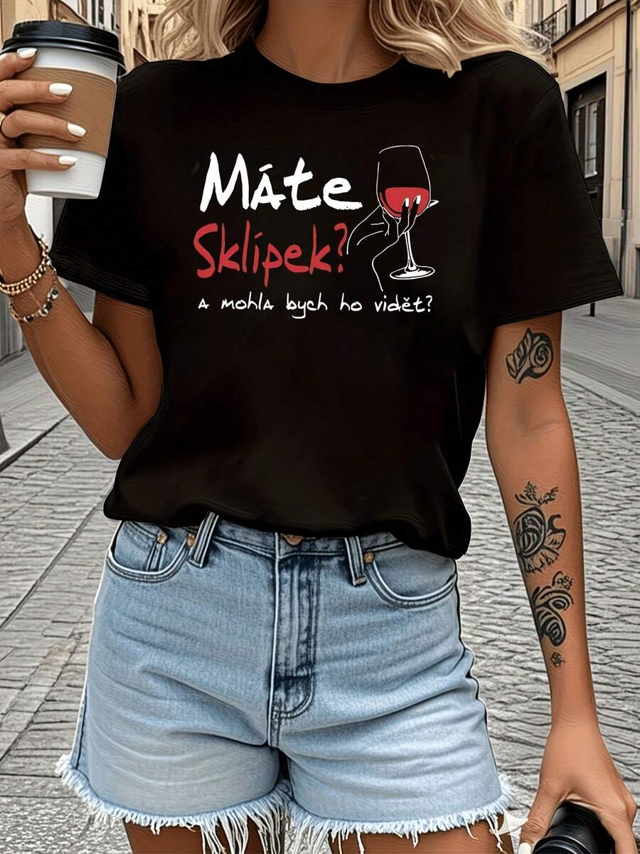 Camiseta de mujer de manga corta con cuello redondo y estampado de eslogan decorativo de copa de vino estilo checo en blanco y rojo, peculiar y llamativa para entusiastas de la cultura. Adecuada para reuniones de amigos, expresión emocional, estilismo y ropa de calle diaria. Una prenda superior para - Negro - Ver 1