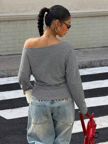 Camiseta ajustada con hombro asimétrico a rayas para mujeres, ideal para vacaciones de verano - Gris - Ver 2