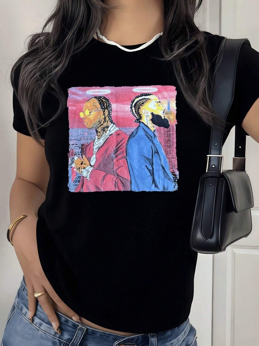 Dos figuras urbanas frente a un horizonte moderno representan fuerza unión y resiliencia destacando la conexión entre pasado y futuro con tonos vibrantes y detalles artísticos camiseta de mujer casual elegante para uso diario - Negro - Ver 1