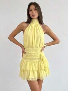 Vestido mini con cintura ceñida, volantes en el bajo y lazo en la espalda, para el Día de San Valentín - Amarillo claro - Ver 1