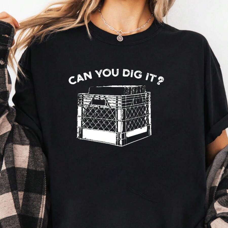 Can You Dig It Music Vinyl Crate T-Shirt 220g. AL1Godn Men's Foundation, 220g Of Pure Comfort. Created For Every Human Being, Whether Woman Or Man. Consistent, High-Quality Fabric, Ready For Any Size, Soft To The Touch But Designed To Hold Up. Breathable Outerwear For Women, Autumn Sets, Holiday Outfits, New Year's Costumes For Her. - 黑色 - 查看 1