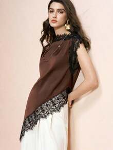 Blusa de mujer , de tela de piqué con lunares en blanco y negro, con empalme de encaje de unicolor y bajo asimétrico, elegante para citas y atuendos de verano - Café integral - Ver 1