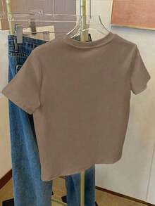 Camiseta de mujer de manga corta con cuello redondo y estampado de dibujos animados lindos, uso versátil para el verano - Marrón - Ver 2