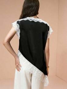 Blusa de mujer , de tela de piqué con lunares en blanco y negro, con empalme de encaje de unicolor y bajo asimétrico, elegante para citas y atuendos de verano - Blanco y Negro - Ver 6