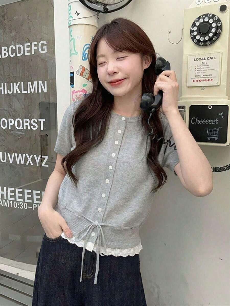 Cárdigan de punto gris de manga corta para mujer, de corte slim, con estilo universitario de verano, cuello redondo, parche de encaje y dobladillo con cordón - Gris - Ver 1