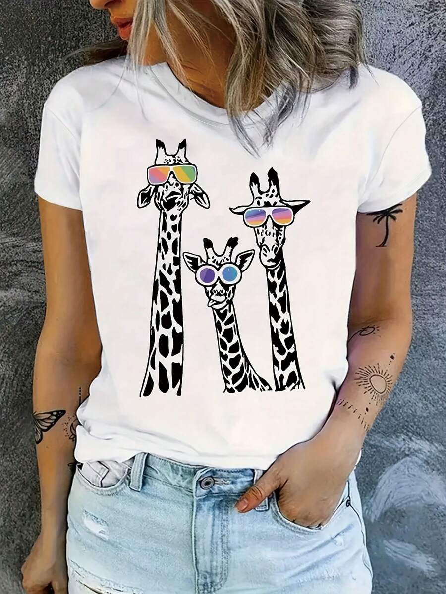 Camiseta casual de mujer con estampado de jirafa y gafas, manga corta, cuello redondo, top de punto de poliéster, ligeramente elástica, corte regular, adecuada para todas las estaciones - 95% poliéster, 5% spandex, 180 gramos por metro cuadrado. - Blanco - Ver 1