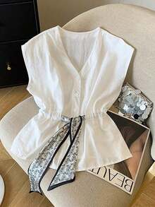 Blusa de lino sin mangas de estilo francés relajado para primavera/verano, cuello en V, botón dorado, cintura ceñida, adorno de pañuelo de estampado de cachemira.Una blusa versátil sin mangas adecuada tanto para el trabajo como para el uso - Blanco - Ver 3