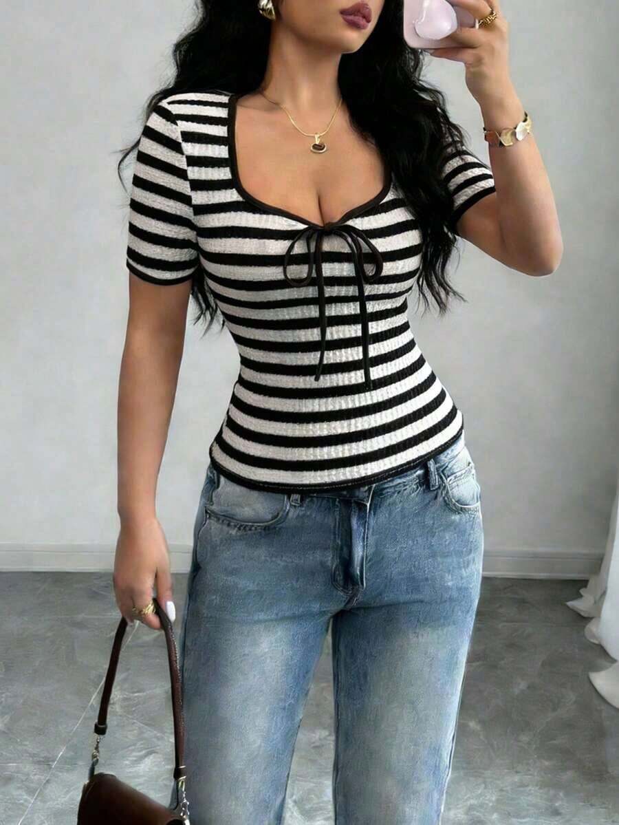 Raffinéa Camiseta ajustada de mujer con diseño de lazo de cuello en V de bloque de color estilo francés, top con lazo delantero rojo, top con cordones rojos, top sexy rojo, blusas de manga corta para mujer, últimas blusas para mujer, nuevos llegados - Blanco y Negro - Ver 1