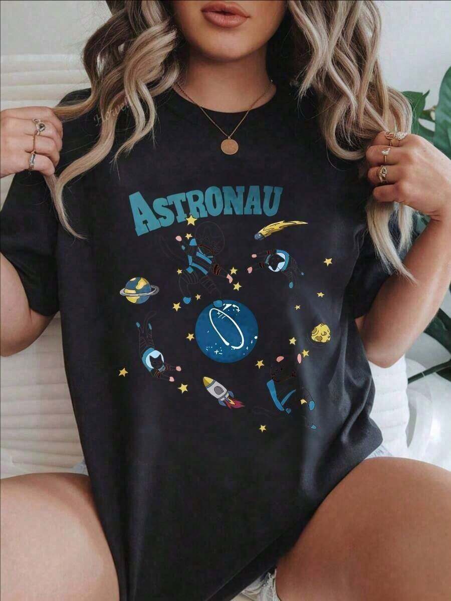 ropa de mujer Camiseta Versátil de Talla Grande, Estampado de Astronautas Flotando alrededor del Planeta con Estrellas, Camiseta Casual de Moda para Mujer, Adecuada para Todas las Temporadas
Blanco, la tela es cómoda y transpirable. Camisas de mujer. - Negro - Ver 1
