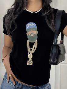Figura de un hombre con gorra azul y cadenas doradas que simbolizan fuerza independencia y orgullo urbano acompañada de detalles que reflejan autenticidad y actitud moderna camiseta de mujer casual elegante ideal para uso diario - Negro - Ver 8