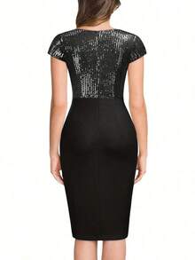 Elegante vestido de mujer de longitud media con cuello en V, mangas cortas y ajustado, con lentejuelas.Vestido lápiz de punto brillante, ligeramente elástico, para el verano en color negro. - Negro - Ver 2