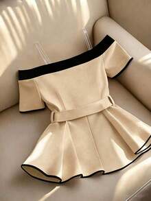 Blusa elegante y de moda para mujer, con diseño minimalista y versátil, con contraste de color negro y blanco, decoración de hebilla metálica y volantes en el bajo, para el verano - Camel - Ver 2