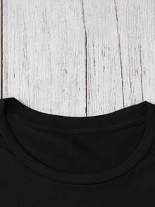 Una camiseta estampada con citas bíblicas, que muestra cinco panes y dos peces, inspirada en el Evangelio de Mateo, refleja el milagro y la esencia de la fe. - Negro - Ver 4