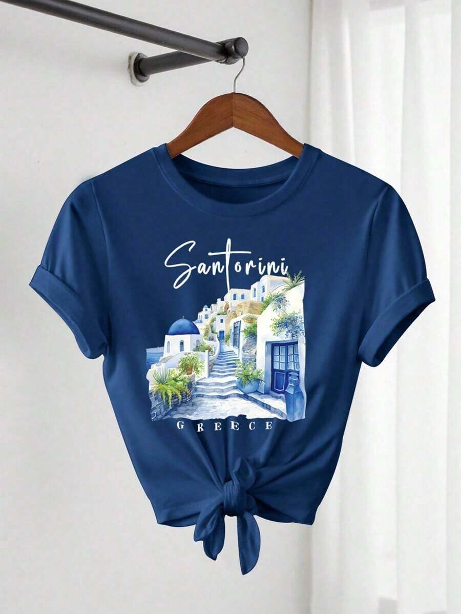 Camiseta blanca de manga corta y cuello redondo con estampado del patrón de Santorini, Grecia, con diseño de techos azules en cúpulas y vegetación exuberante, ligera, para viaje y uso casual de primavera/verano, regalo para solteros, ropa casual de primavera | Camiseta gráfica vibrantePure-Cotton - Azul - Ver 1