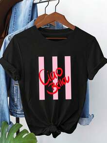 Camiseta para Mujer Ciao Bella Italiana - Negra con Rayas Verticales de la Bandera Italiana en Rosa y Estampado de la Frase Italiana "Ciao Bella", Cuello Redondo y Manga Corta de uste Relado, Camiseta en Italiano parlaya o Uso Diario, Lavable a Máquina - Negro - Ver 2