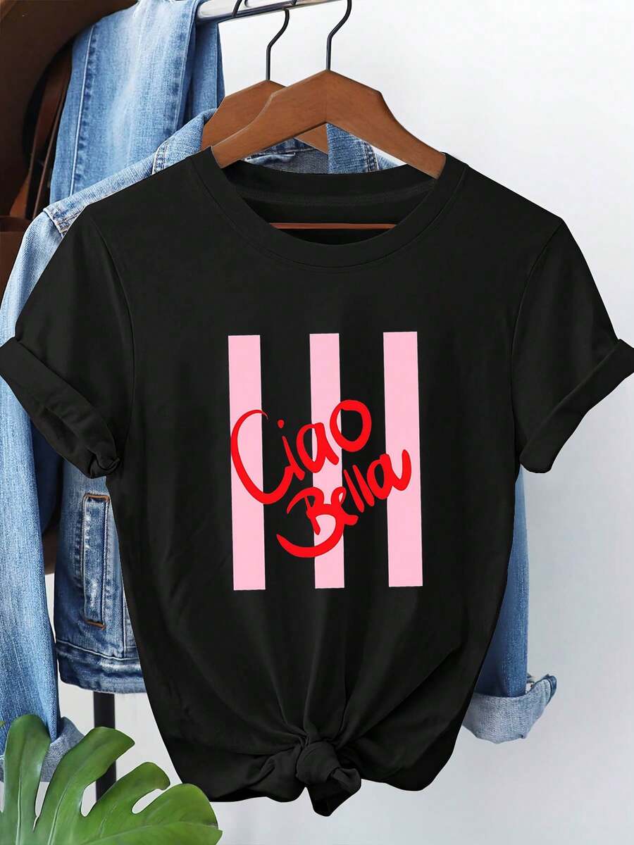 Camiseta  para Mujer Ciao Bella Italiana - Negra con Rayas Verticales de la Bandera Italiana en Rosa y Estampado de la Frase Italiana "Ciao Bella", Cuello Redondo y Manga Corta de uste Relado, Camiseta en Italiano parlaya o Uso Diario, Lavable a Máquina