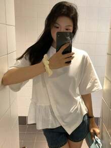 Camiseta casual de mujer para el verano con cuello redondo, manga corta, ajuste holgado y dobladillo con volantes y un solo unicolor - Blanco - Ver 4