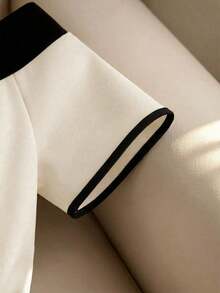 Blusa elegante y de moda para mujer, con diseño minimalista y versátil, con contraste de color negro y blanco, decoración de hebilla metálica y volantes en el bajo, para el verano - Albaricoque - Ver 5