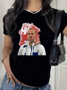 Player Celebrating Passionately Against A Red Background Symbolizing Energy, Strength, And Sporting Determination. Modern Casual Women's T-Shirt, Ideal For Football Fans And Urban Style Lovers. - 黑色 - 查看 8