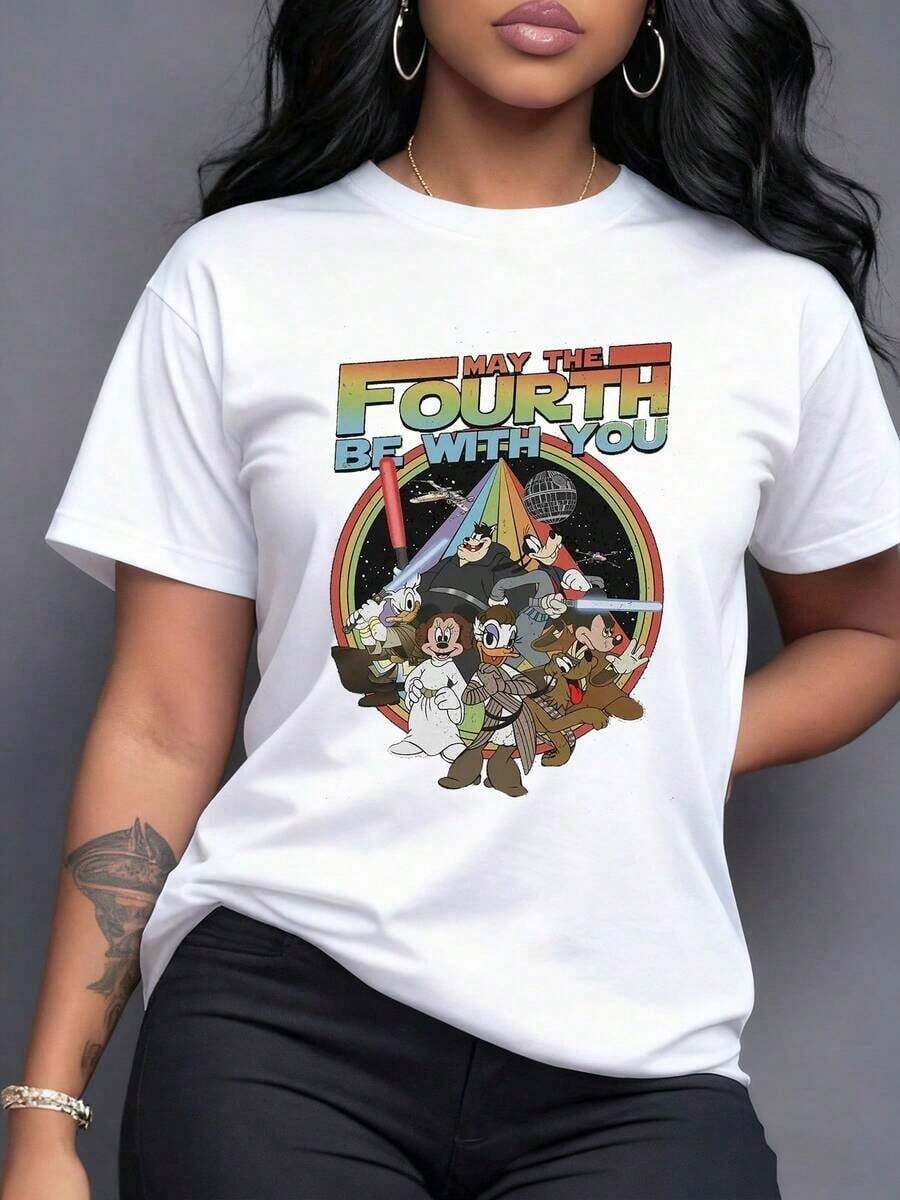 Classic Characters Dressed As Space Heroes Celebrating The Phrase "May The Fourth Be With You" With Bright Colors And Galactic Atmosphere. Modern And Fun Women's T-Shirt, Casual Short Sleeve. - 白色 - 查看 1