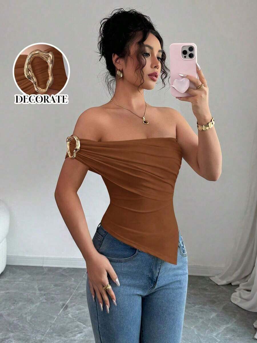 Blusa de verano para mujer con hombros decorados con botones y bajo asimétrico elegante - Marrón - Ver 1