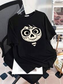Calavera estilizada inspirada en la tradición del Día de los Muertos que simboliza la conexión entre la vida y la memoria eterna con trazos artísticos modernos camiseta de mujer  casual y cómoda para uso diario - Negro - Ver 3