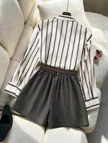 Conjunto de camisa holgada con rayas y pantalones cortos de talle alto en azul marino, conjunto de vestir minimalista y elegante para primavera/verano - Gris - Ver 2