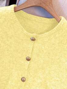1 pieza Chaleco de punto de mujer minimalista de unicolor con botón de metal suave, parte superior casual versátil, suéter de moda de cuello redondo - Amarillo claro - Ver 3