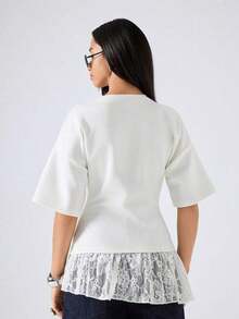 Camiseta de mujer de unicolor con cuello redondo, hombros caídos, manga corta, parche de encaje, bajo irregular con volantes - Blanco - Ver 2
