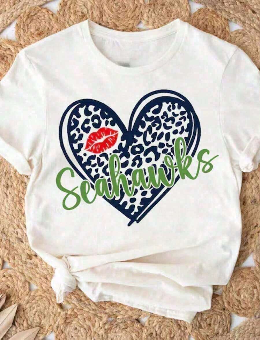 Camiseta de manga corta, suave, SeahawksSvgSeahawksLeopardoSvgVayaSeahawksSvgSeahawksFútbolSvgSeahawksvgMascota,EscuelaSvgDxf,Eps,Png,PDFS, VintageVeranoTopsParaMujeres-UnisexoSuelto-AjusteCómodoVintageCalle-EstiloAlgodónT-CamisaCamisa de mujer de alta calidadCasual 100%Algodón 100%Algodón - Blanco 7 - Ver 1